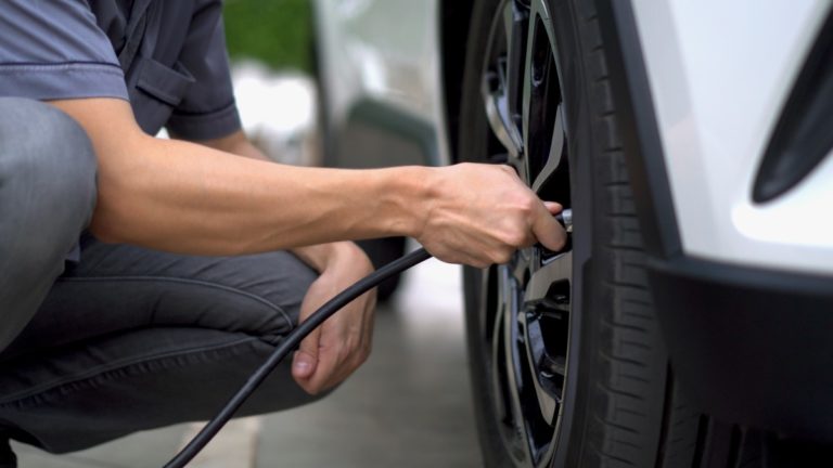 Revisar la presión de los neumáticos