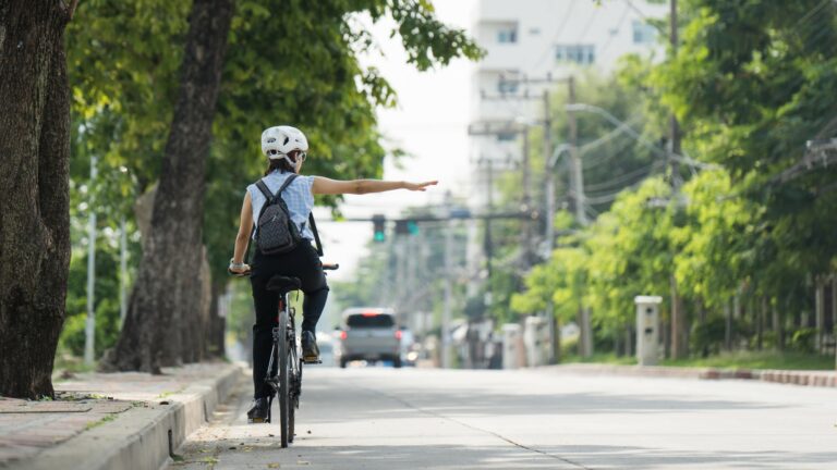 conducir por ciudad - prestar anteción a los ciclistas