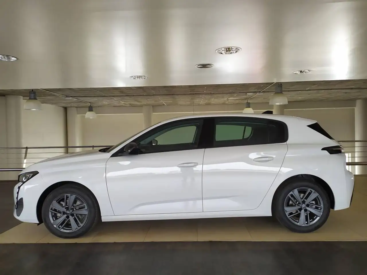  Renting peugeot 308 1 5 bluehdi ss active pack eat8 130 blanco