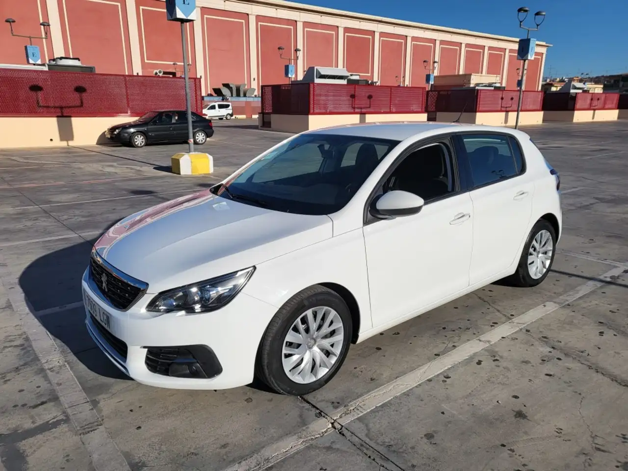  Renting Peugeot 308 1.5BlueHDi S&S Business Line 100 Blanco