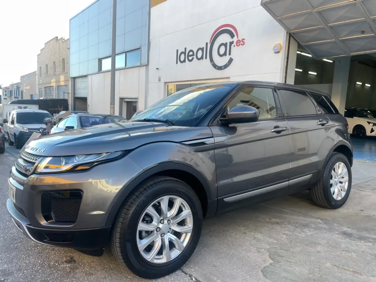  Renting Land Rover Range Rover Evoque 2.0eD4 Pure 2WD 150 Gris