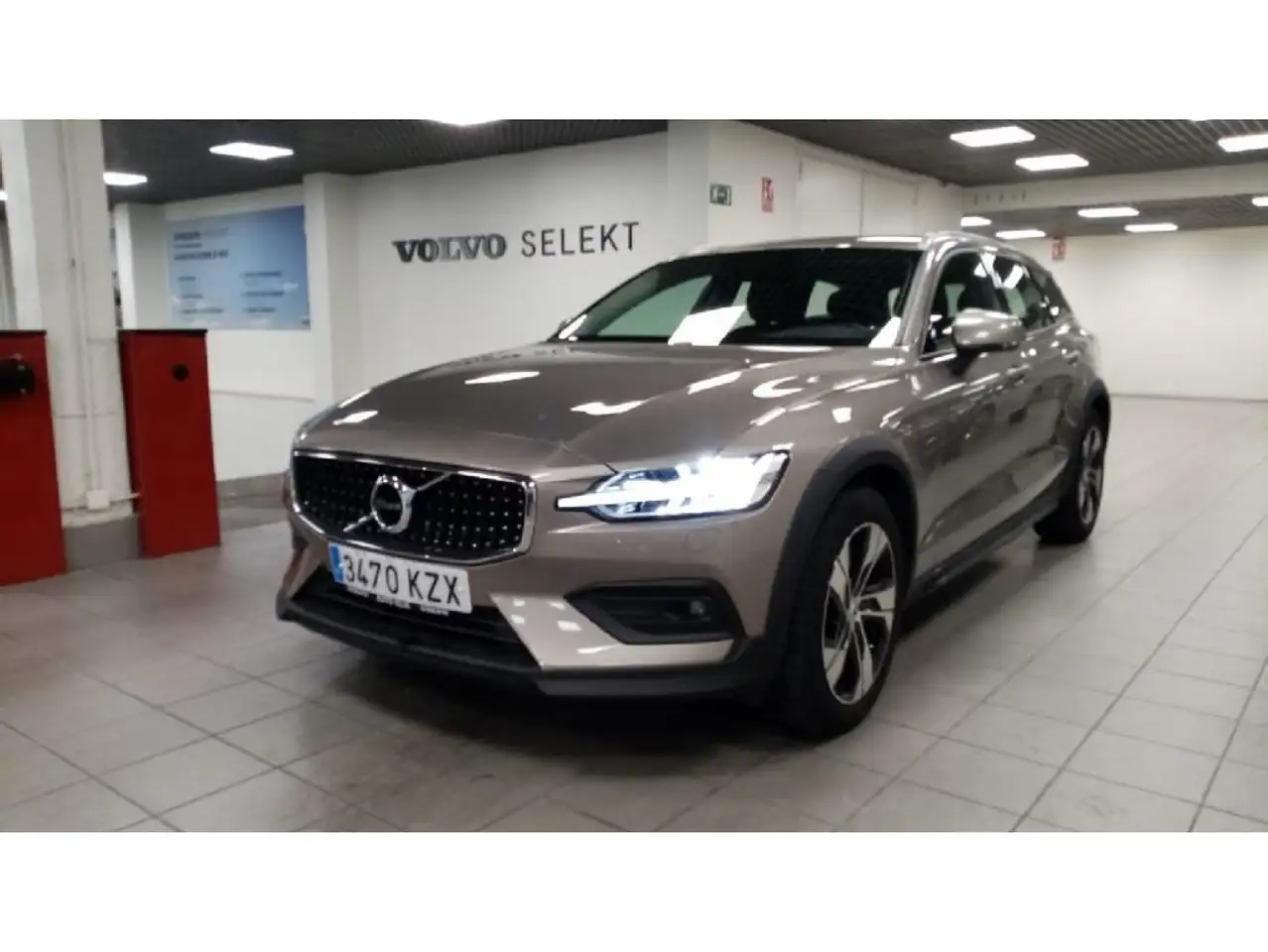 Renting Volvo V60 Cross Country D4 AWD Aut. Gris