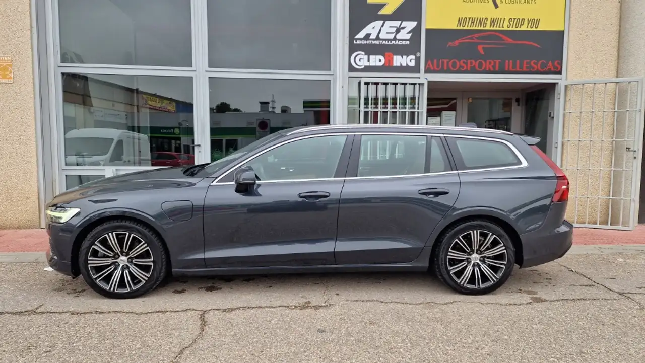 Renting Volvo V60 T8 Twin Inscription AWD Gris