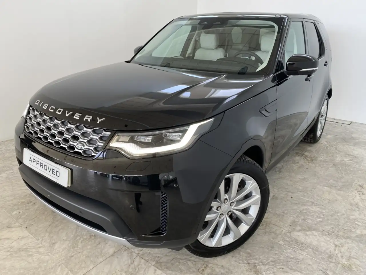Renting Land Rover Discovery 3.0D I6 SE Aut. 249 Negro
