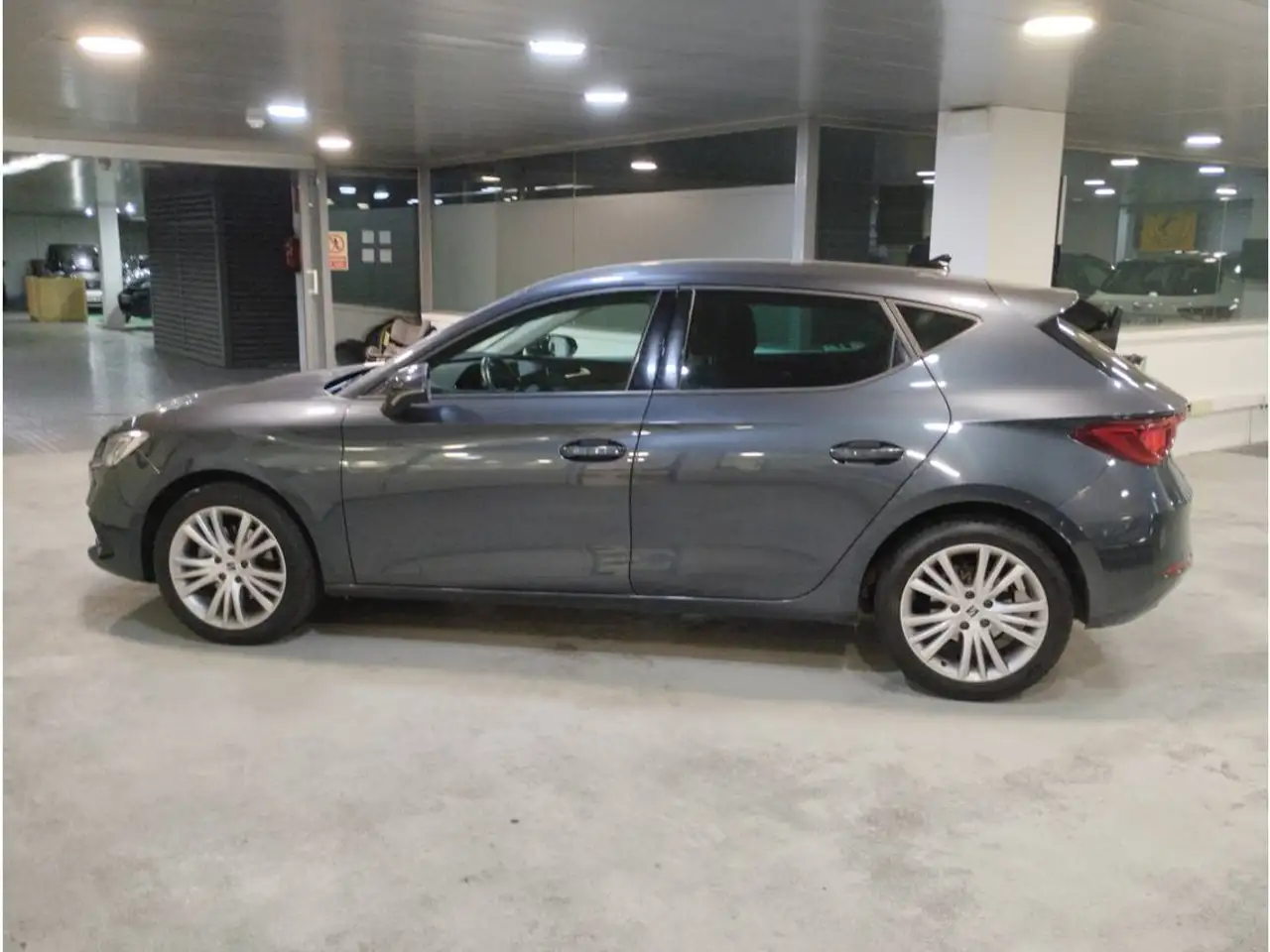  Renting SEAT Leon 1.0 TSI S&S Style 110 Gris 2