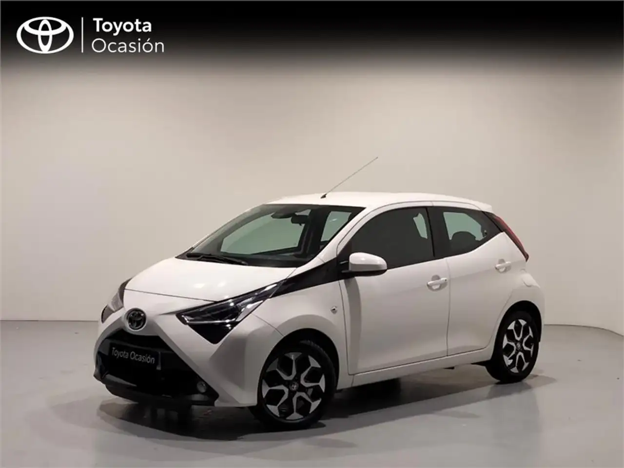  Renting Toyota Aygo 5P x-play 70 Manual
