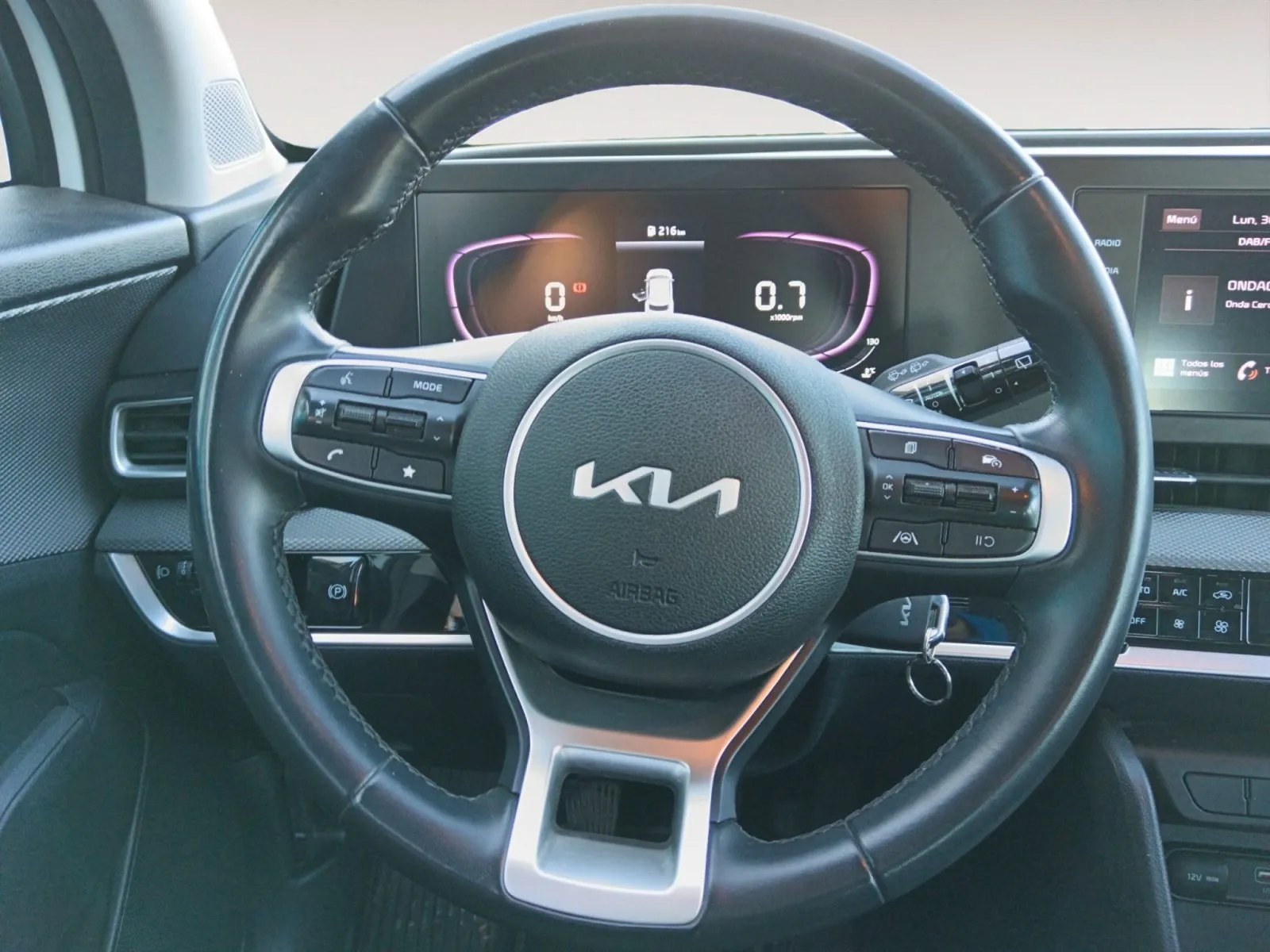 Renting Kia Sportage 1.6 T-GDI Concept 12