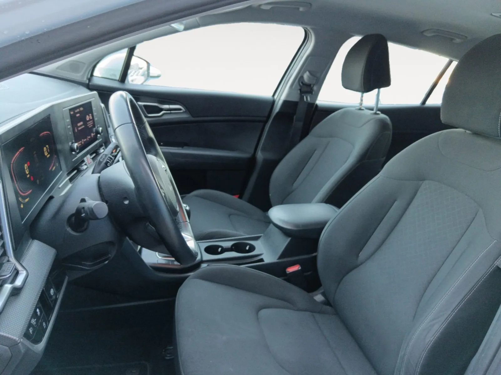 Renting Kia Sportage 1.6 T-GDI Concept 12