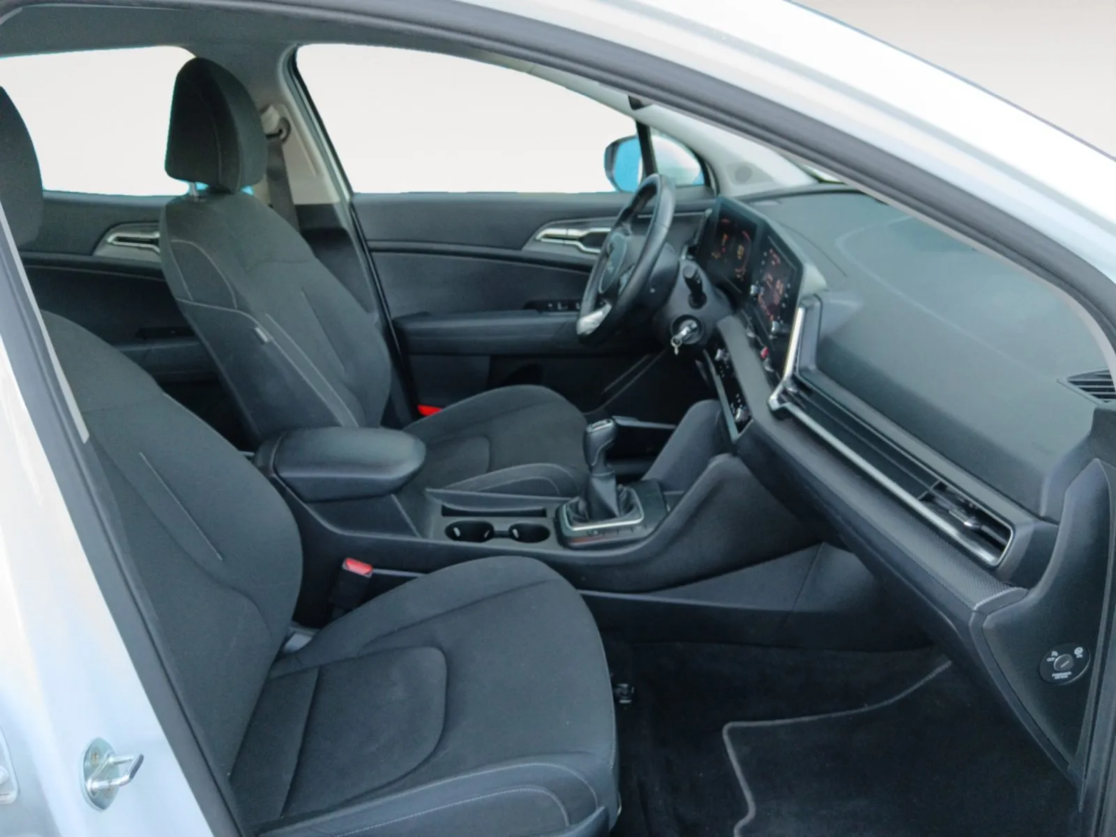Renting Kia Sportage 1.6 T-GDI Concept 12
