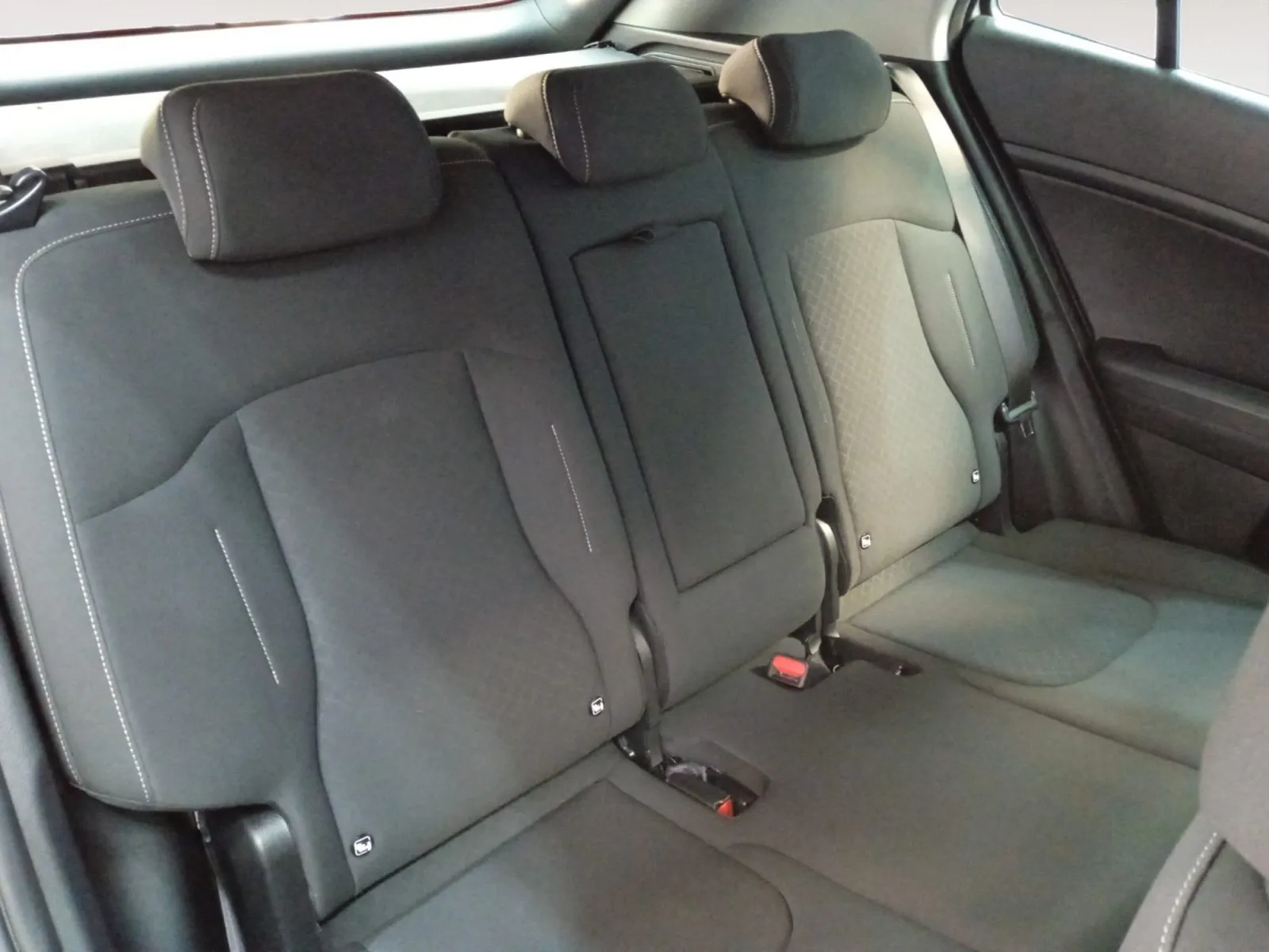 Renting Kia Sportage 1.6 T-GDI Concept 13