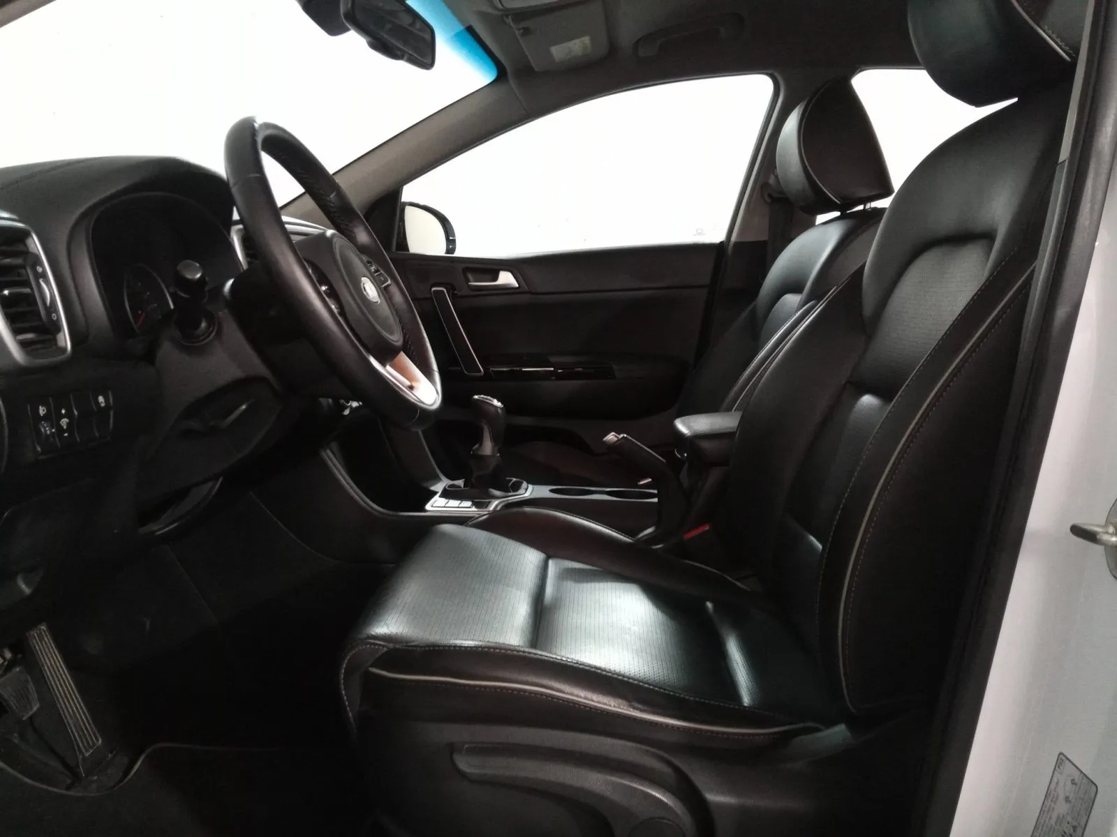 Renting Kia Sportage 1.6 CRDi Mild Hybrid Business 2WD 1