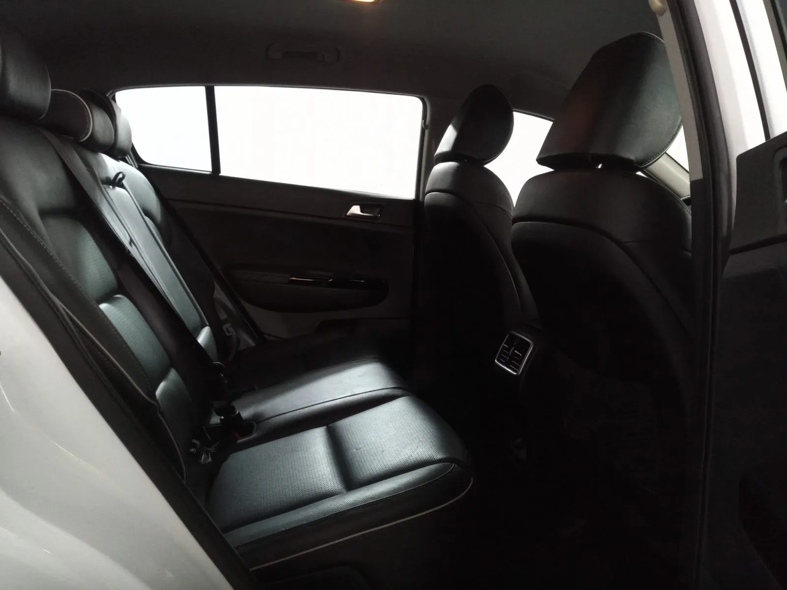 Renting Kia Sportage 1.6 CRDi Mild Hybrid Business 2WD 1