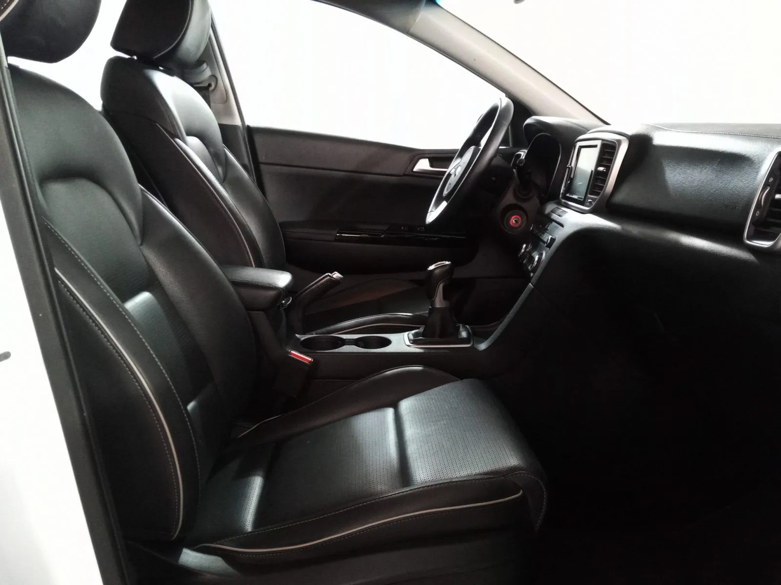 Renting Kia Sportage 1.6 CRDi Mild Hybrid Business 2WD 1