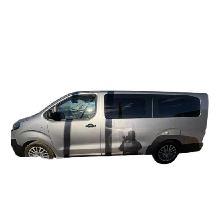 Renting Peugeot Expert Combi 2.0 BlueHDi S&amp;S Long EAT8 Gris