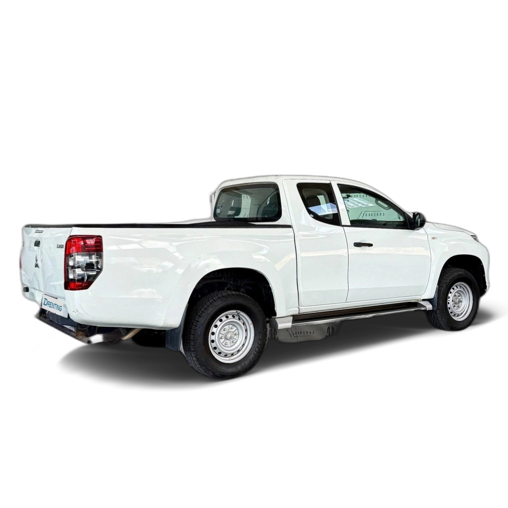Renting MITSUBISHI L200 2.2DI-D C-C M-PRO