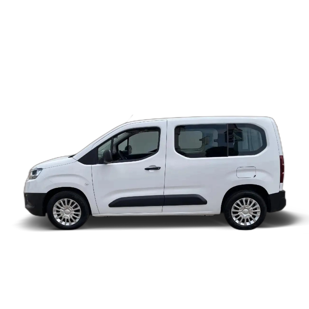 Renting Toyota Proace City Verso 1.5D Family Active L1. Blanco