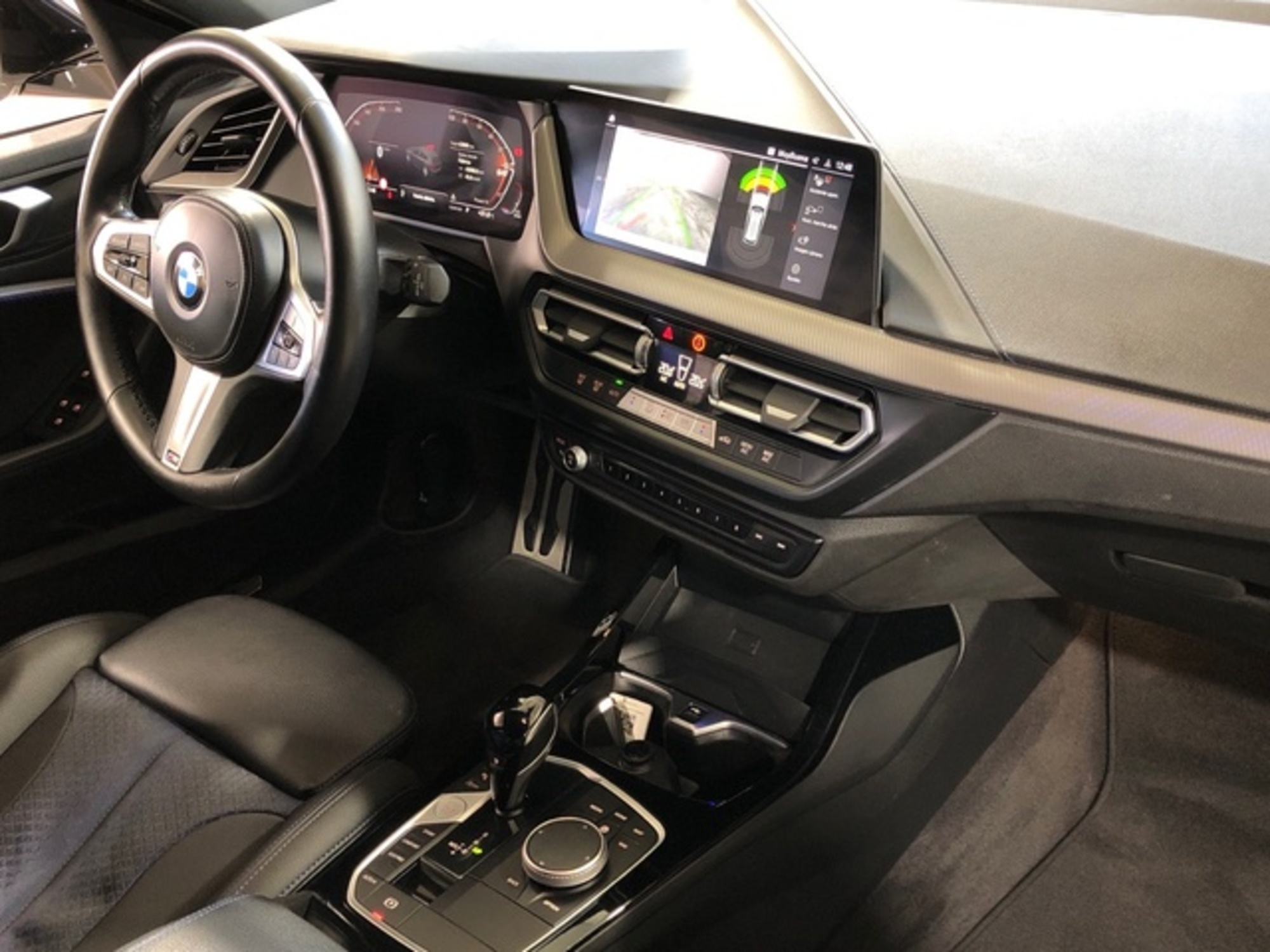 Renting BMW Serie 1 118i 103 kW (140 CV) 7 3