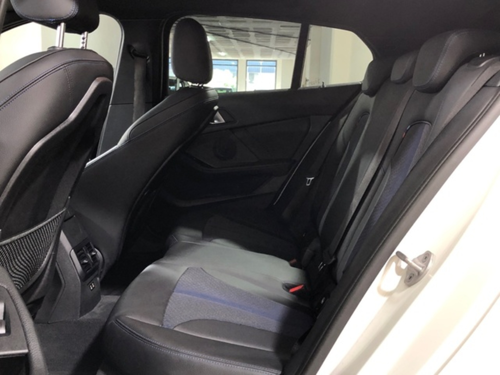 Renting BMW Serie 1 118i 103 kW (140 CV) 7 3