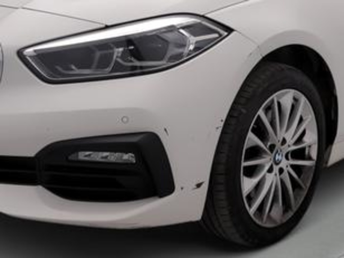 Renting BMW Serie 1 118i 103 kW (140 CV) 7 5