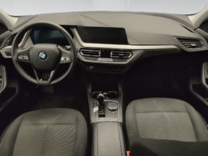 Renting BMW Serie 1 118i 103 kW (140 CV) 7 5