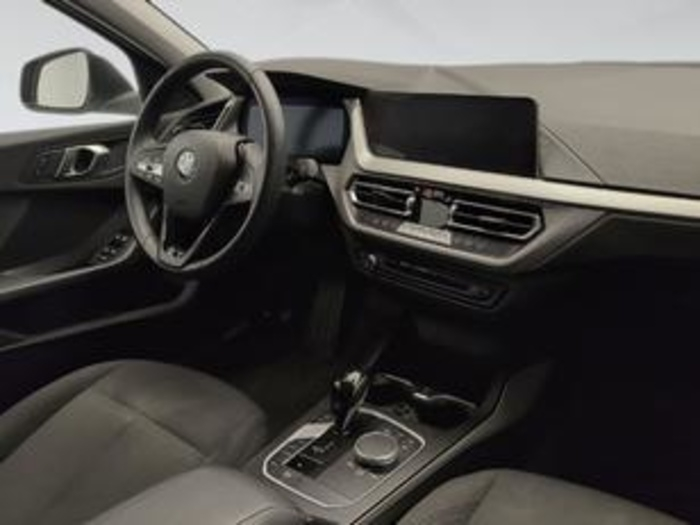 Renting BMW Serie 1 118i 103 kW (140 CV) 7 5