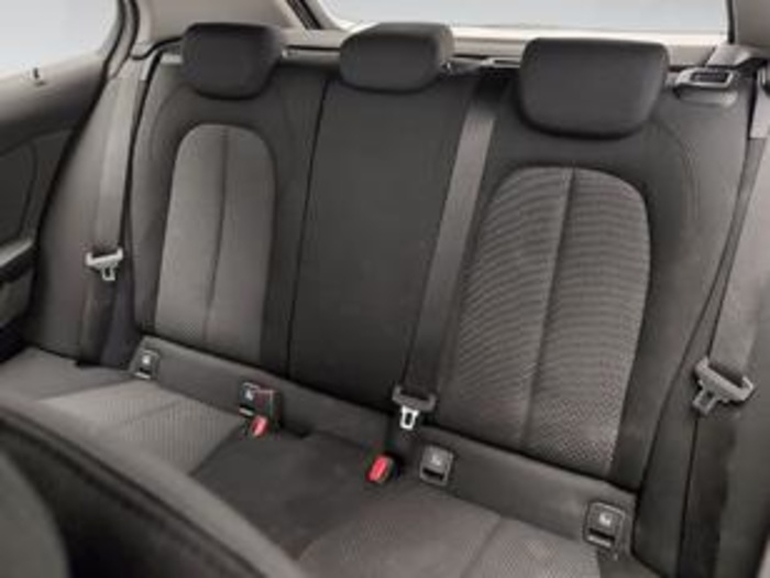 Renting BMW Serie 1 118i 103 kW (140 CV) 7 5