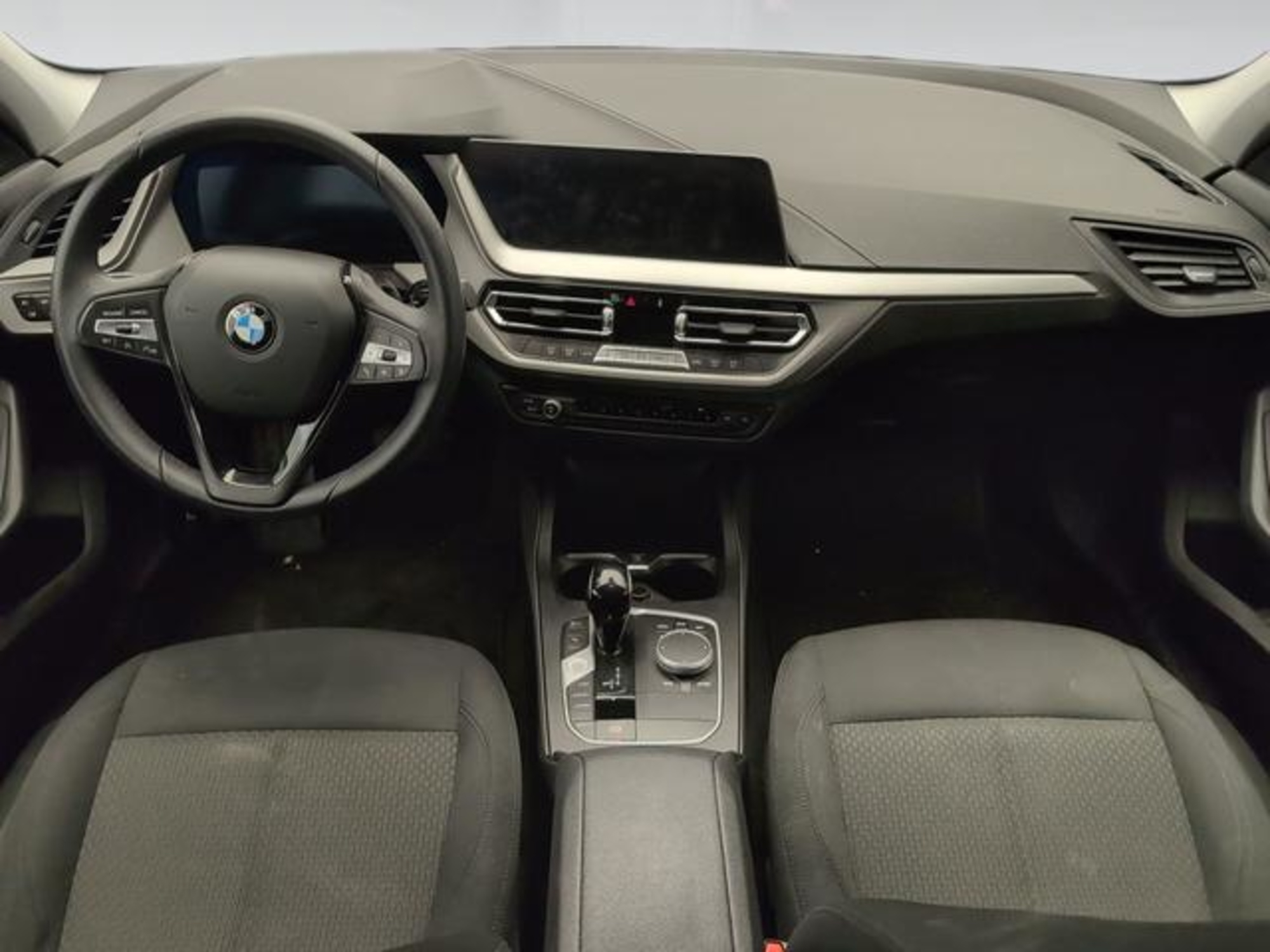 Renting BMW Serie 1 118i 103 kW (140 CV) 7 7