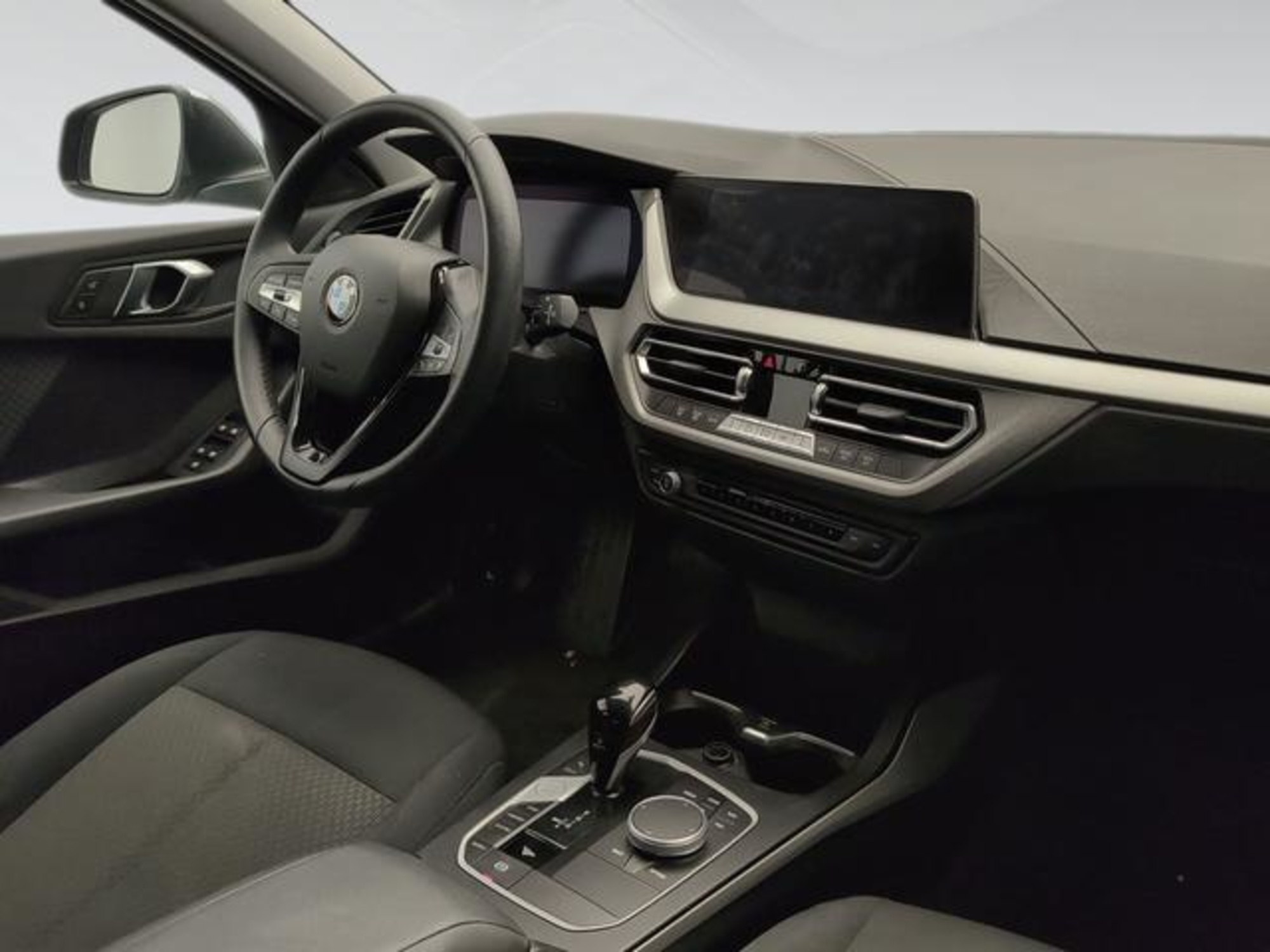 Renting BMW Serie 1 118i 103 kW (140 CV) 7 7