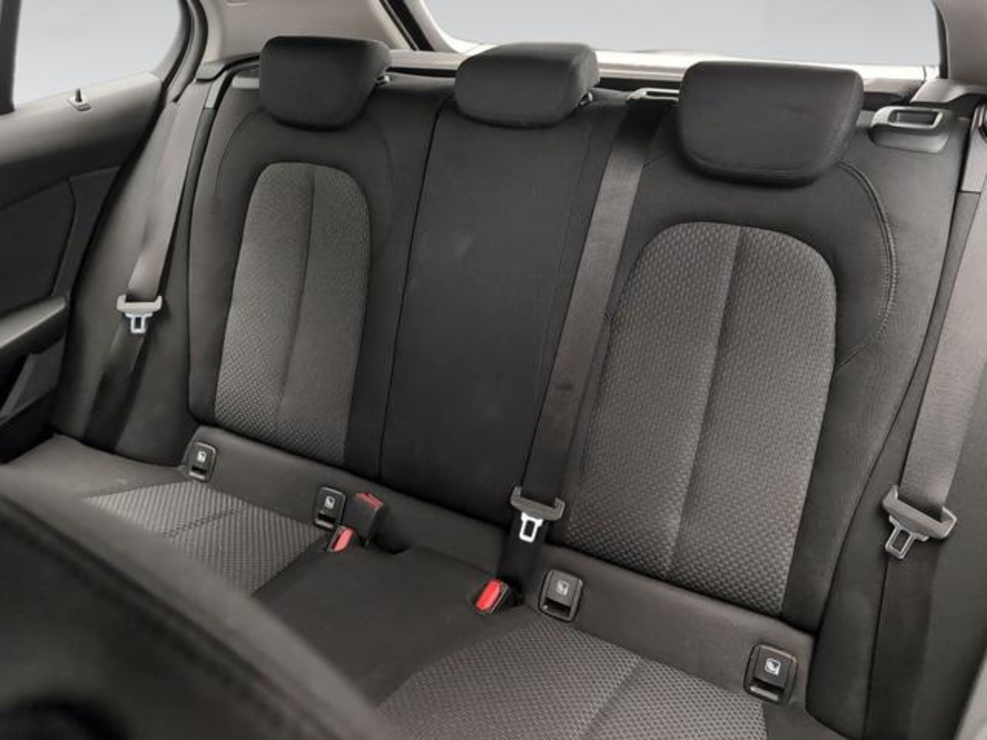Renting BMW Serie 1 118i 103 kW (140 CV) 7 7