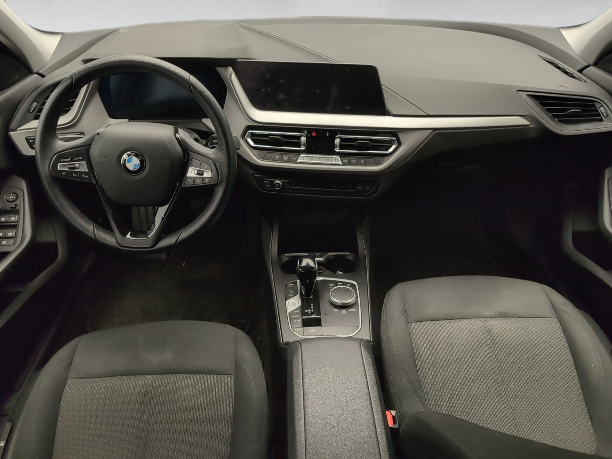 Renting BMW Serie 1 118i 103 kW (140 CV) 7 8