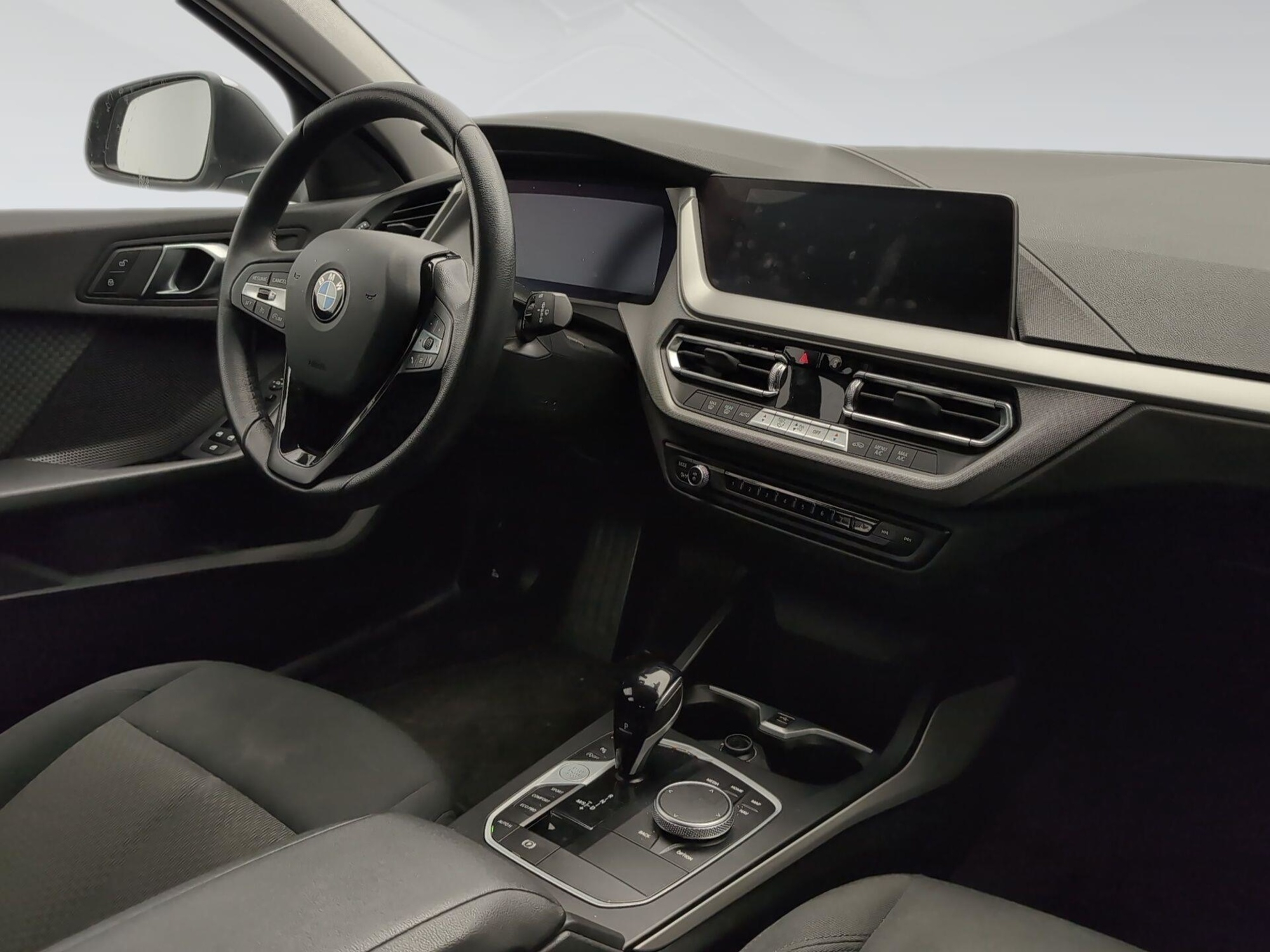 Renting BMW Serie 1 118i 103 kW (140 CV) 7 8