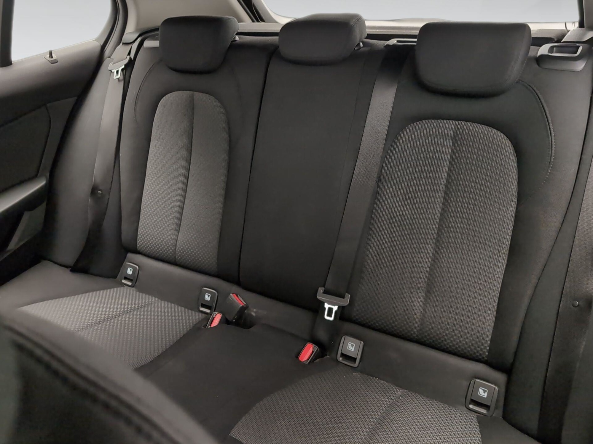 Renting BMW Serie 1 118i 103 kW (140 CV) 7 8
