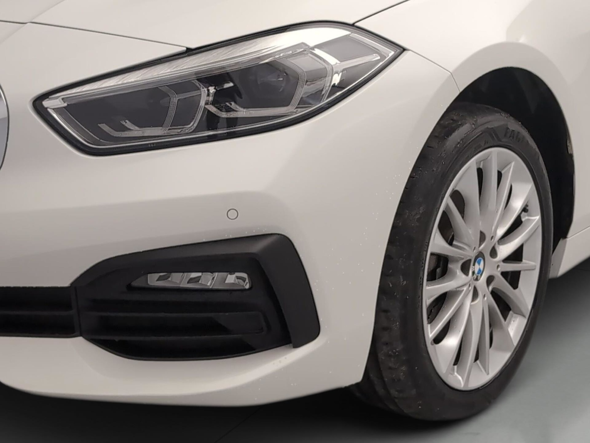 Renting BMW Serie 1 118i 103 kW (140 CV) 8 4