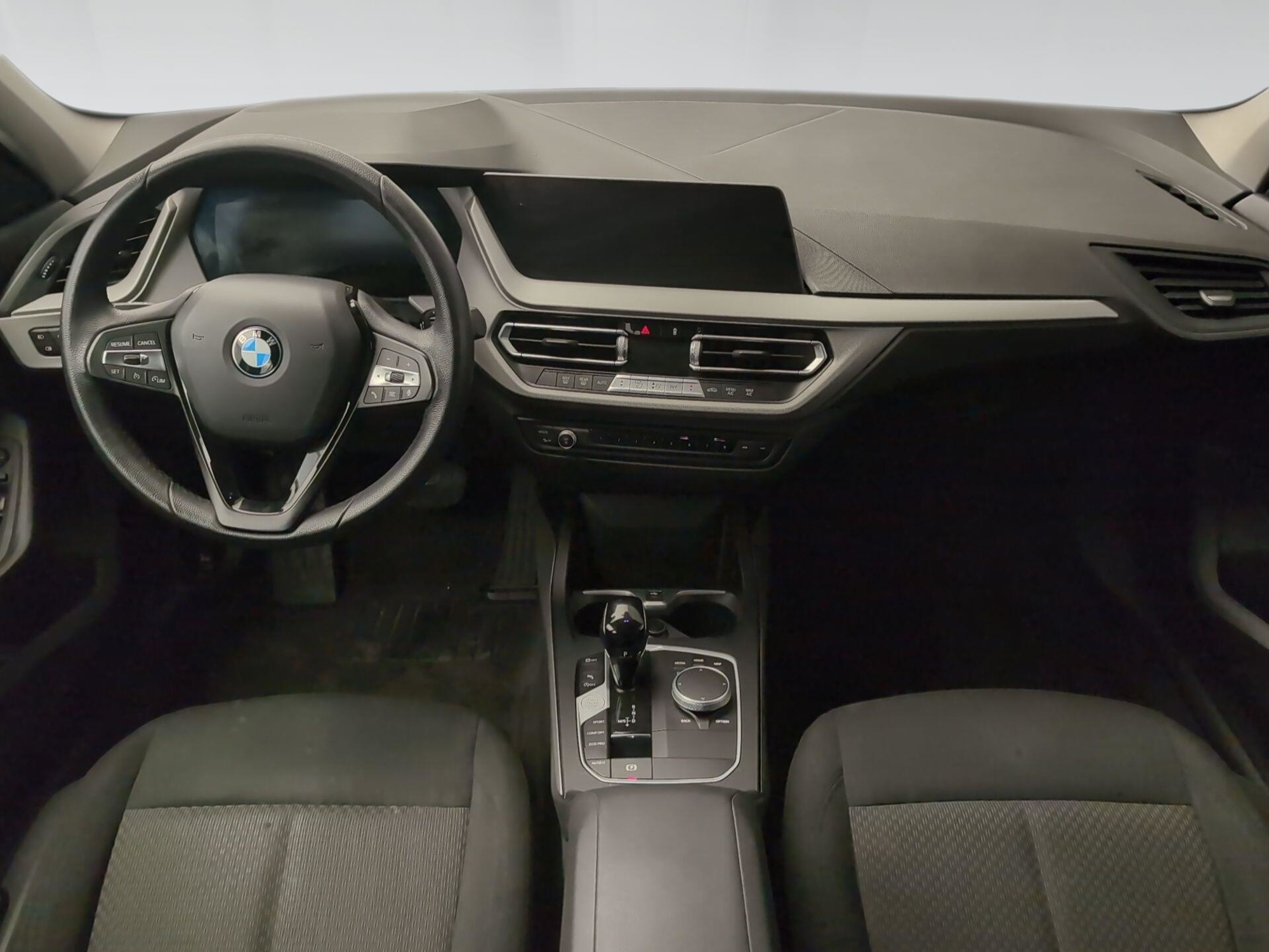 Renting BMW Serie 1 118i 103 kW (140 CV) 8 4