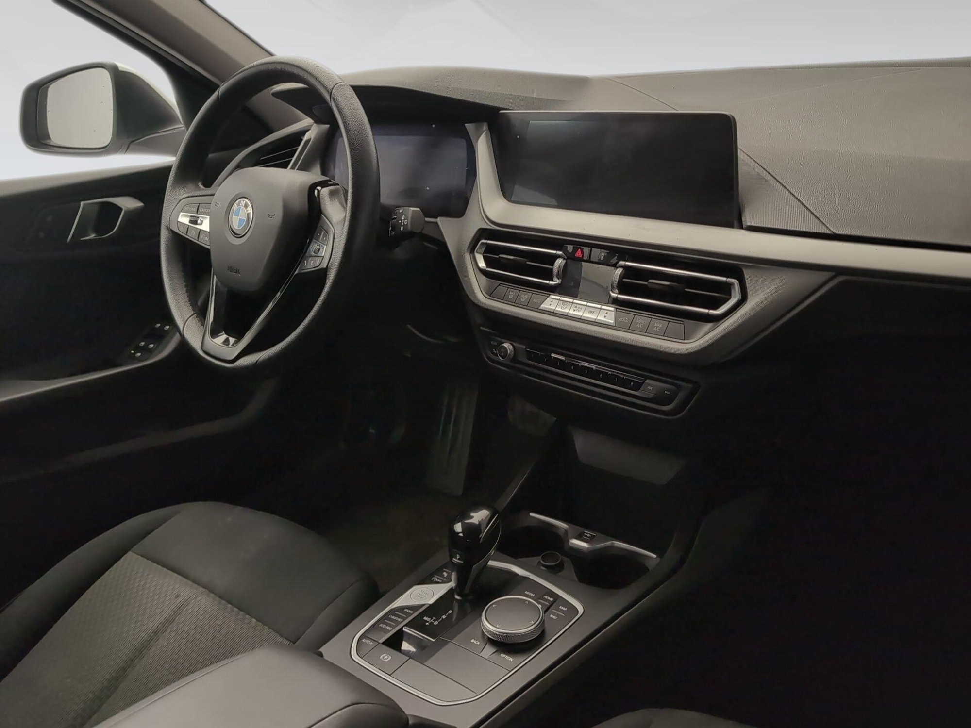 Renting BMW Serie 1 118i 103 kW (140 CV) 8 4