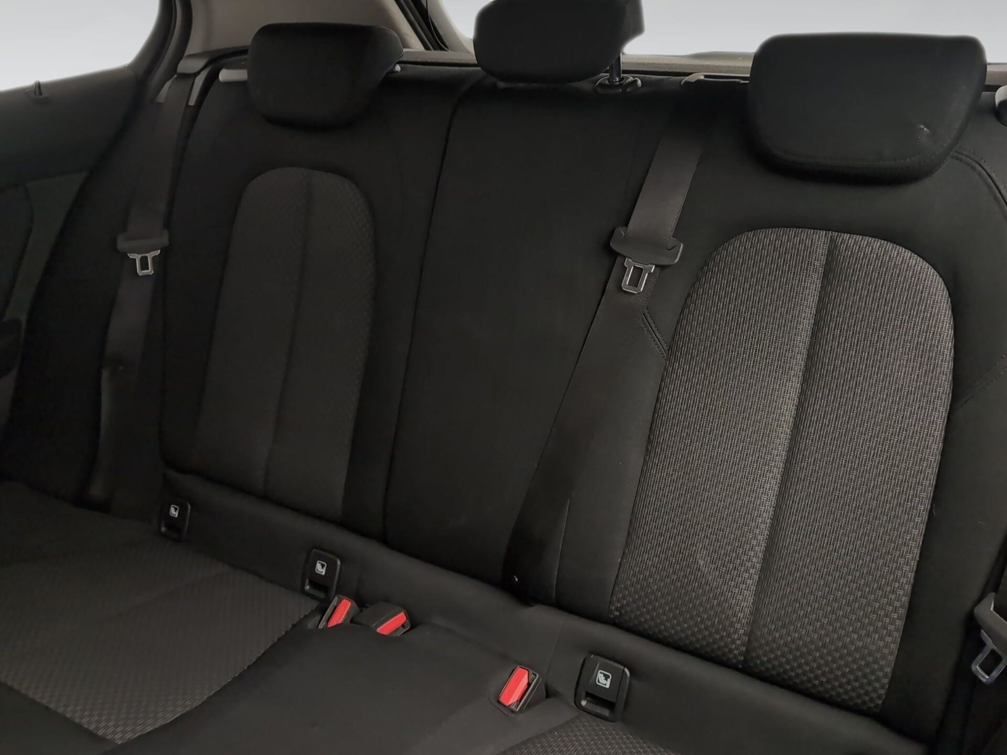 Renting BMW Serie 1 118i 103 kW (140 CV) 8 4