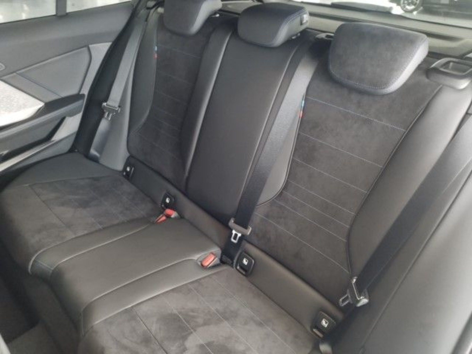 Renting BMW Serie 1 120i 125 kW (170 CV) 6 7