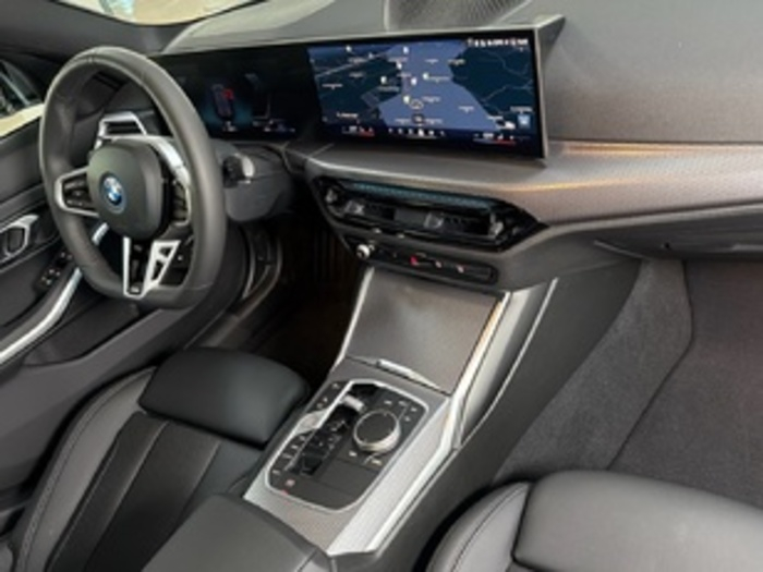 Renting BMW Serie 3 330e 215 kW (292 CV) 2 2