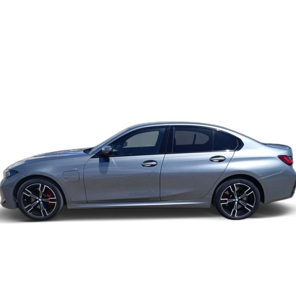 Renting BMW Serie 3 330e 215 kW (292 CV) 2 3