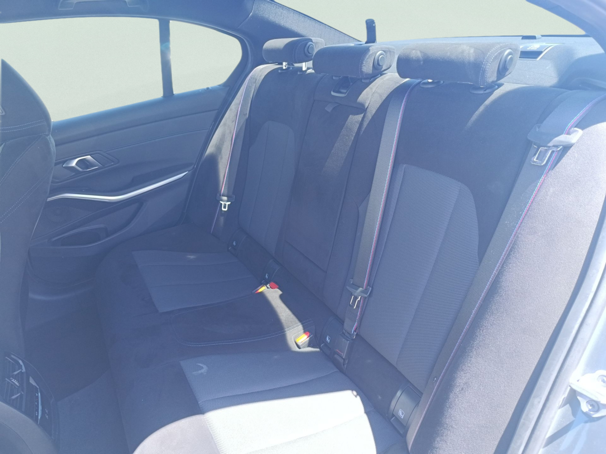 Renting BMW Serie 3 330e 215 kW (292 CV) 2 3
