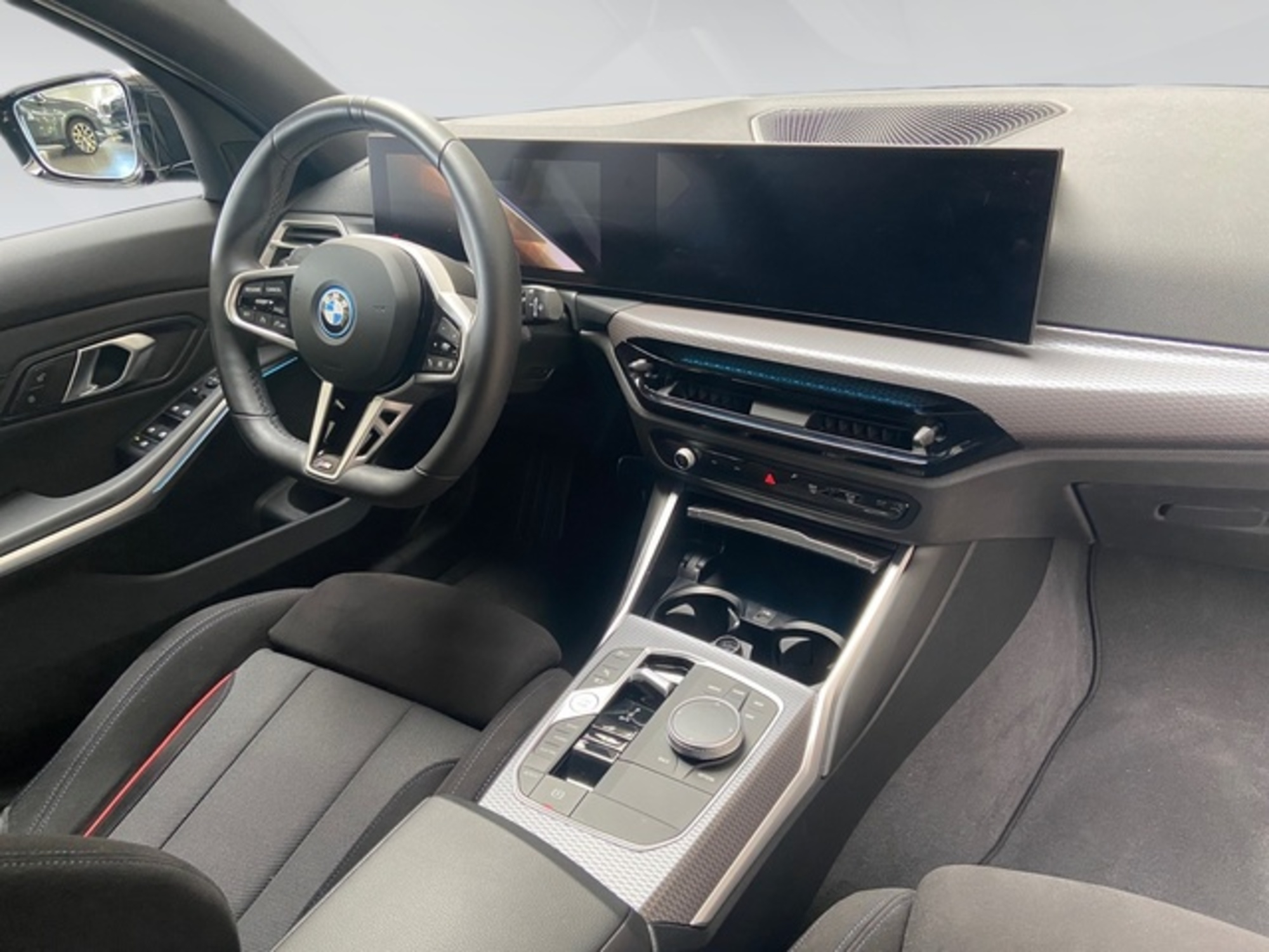 Renting BMW Serie 3 330e xDrive Touring 215 kW (292 CV) 2 2