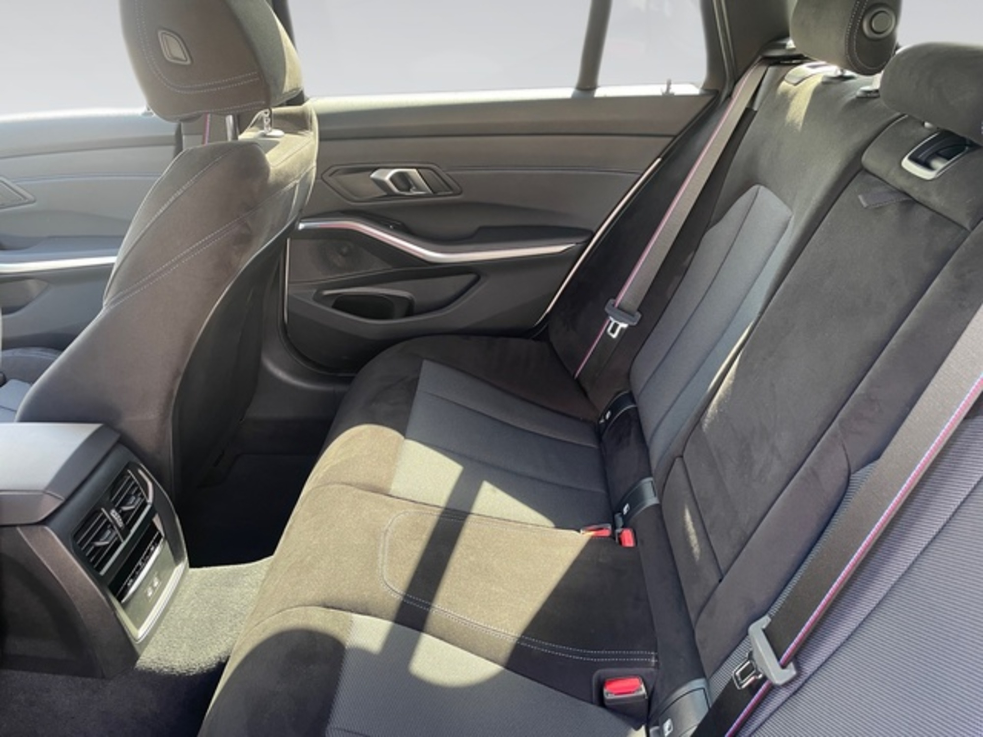 Renting BMW Serie 3 330e xDrive Touring 215 kW (292 CV) 2 4