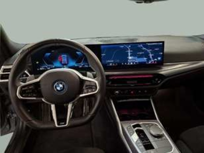 Renting BMW Serie 3 330e xDrive Touring 215 kW (292 CV) 2 6