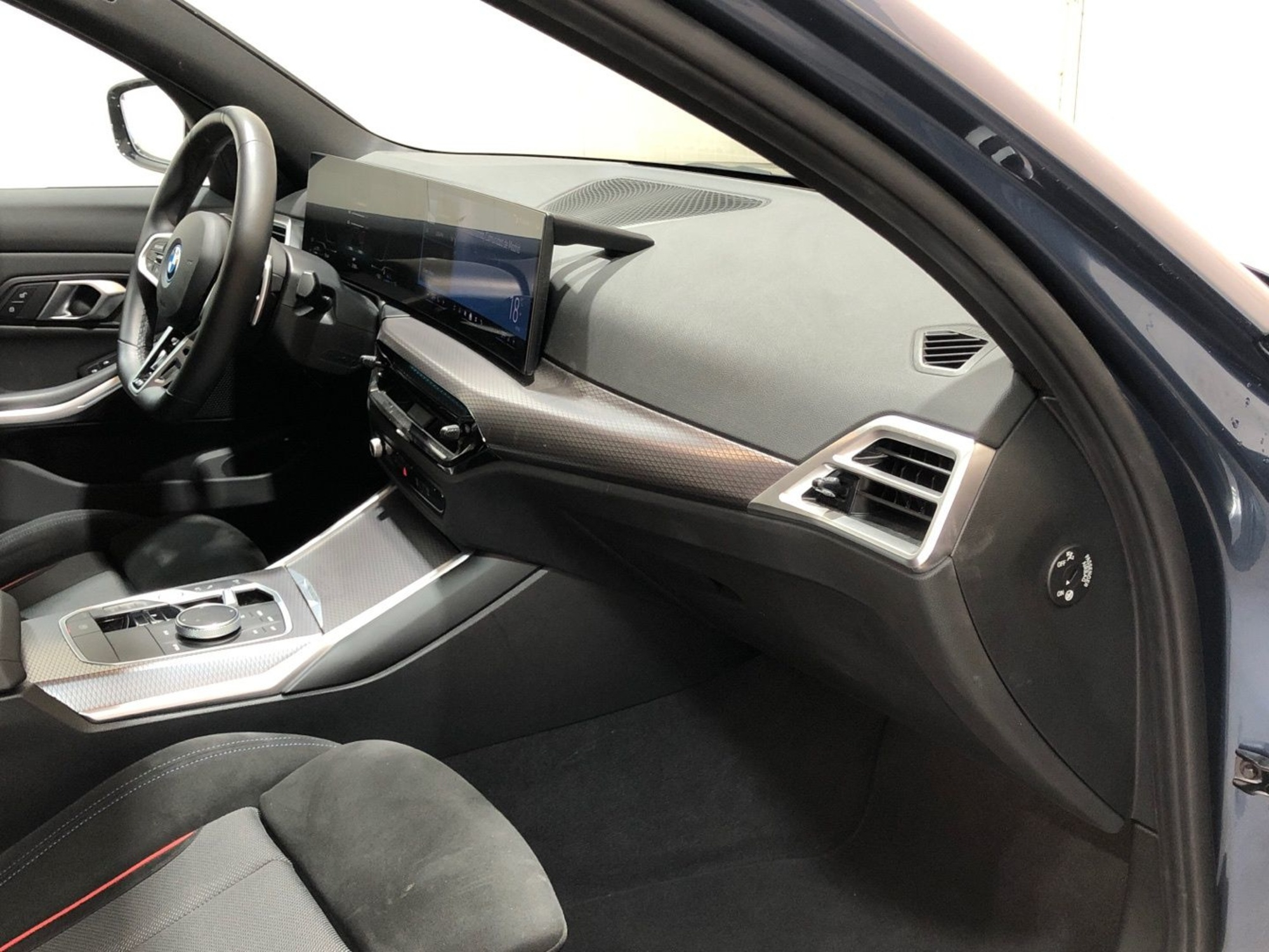 Renting BMW Serie 3 330e xDrive Touring 215 kW (292 CV) 2 7