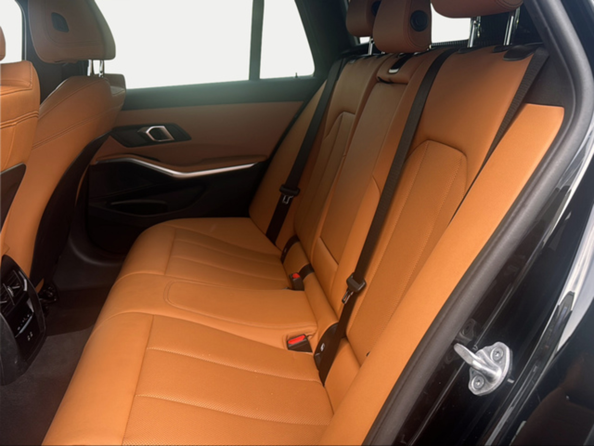 Renting BMW Serie 3 330e xDrive Touring 215 kW (292 CV) 3 2