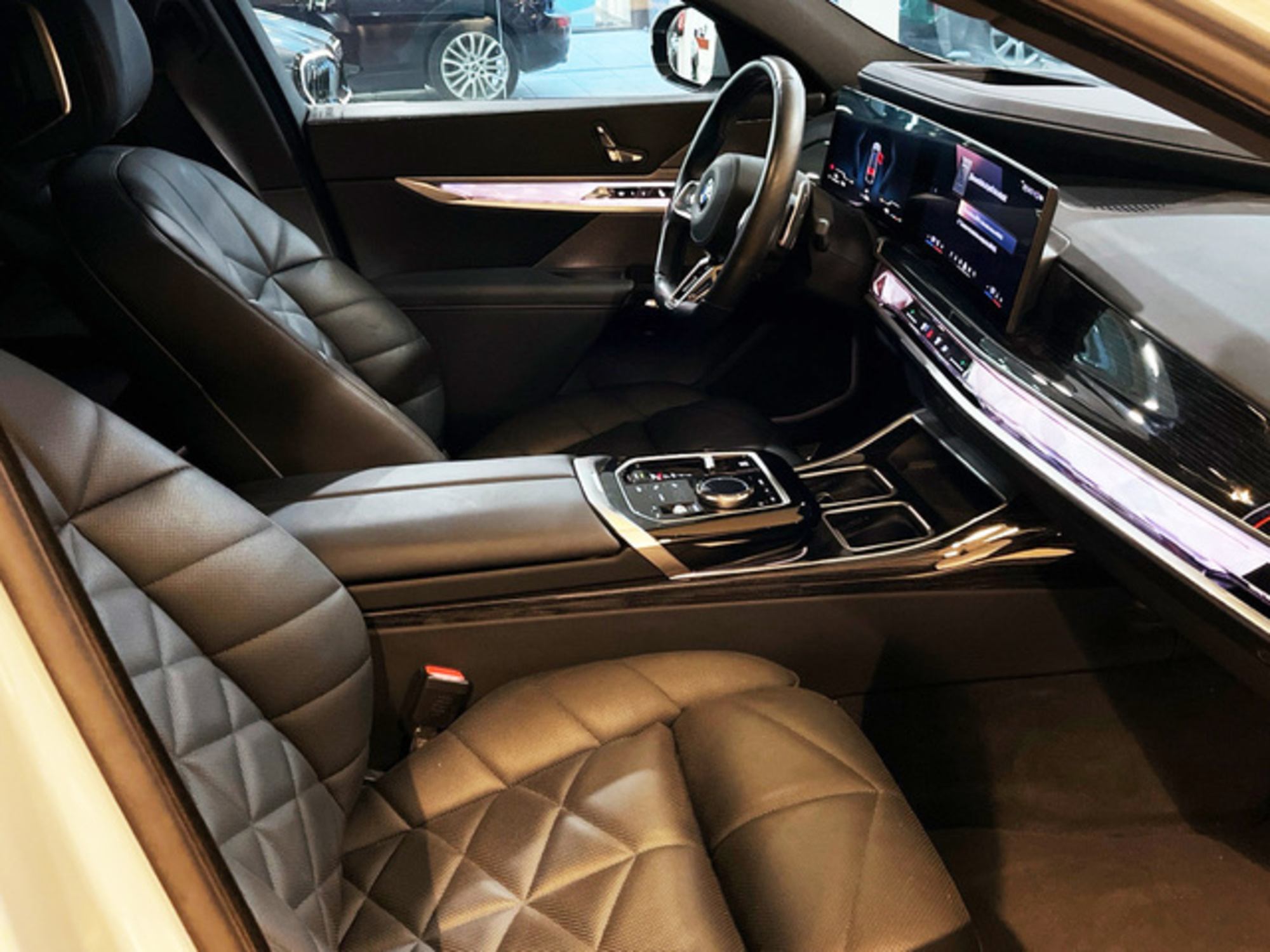 Renting BMW Serie 7 740d xDrive 220 kW (299 CV) 3 1