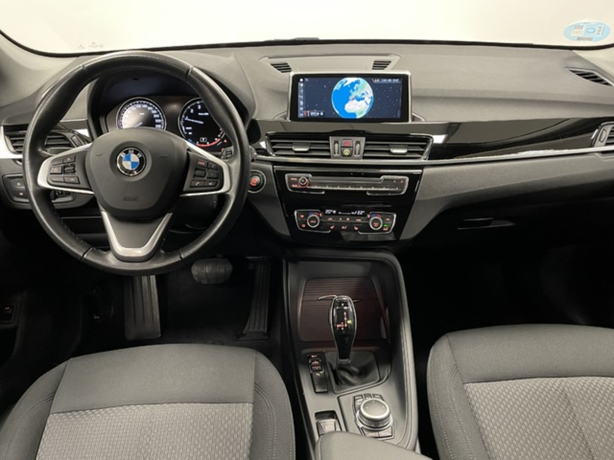 Renting BMW X1 sDrive18i 103 kW (140 CV) 1