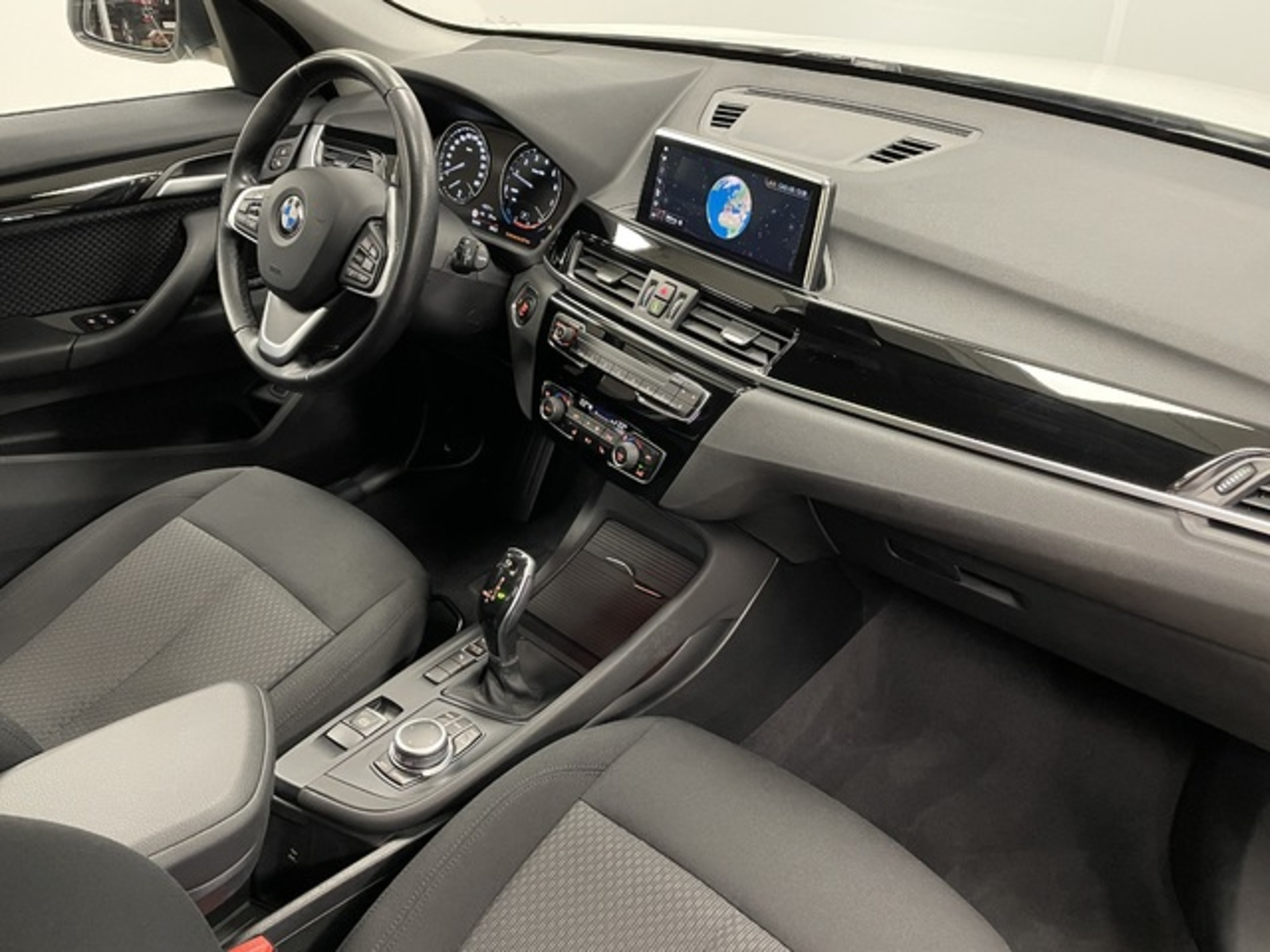 Renting BMW X1 sDrive18i 103 kW (140 CV) 1