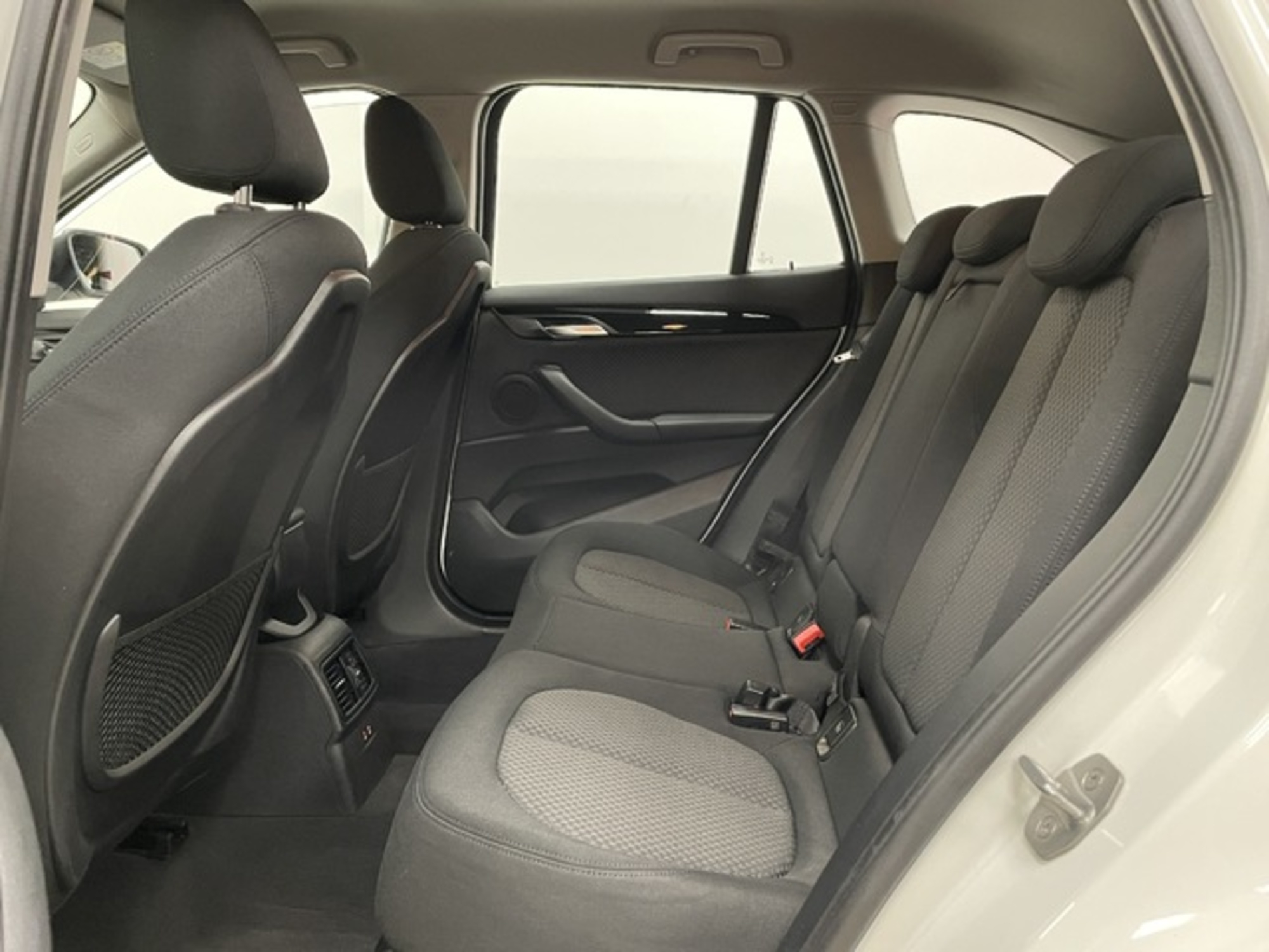 Renting BMW X1 sDrive18i 103 kW (140 CV) 1