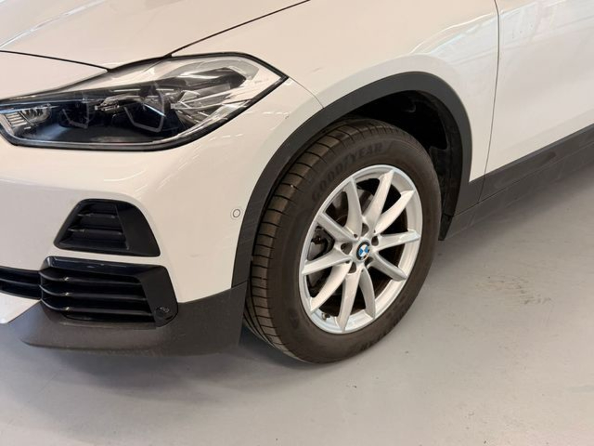 Renting BMW X2 sDrive18i 103 kW (140 CV) 2 4